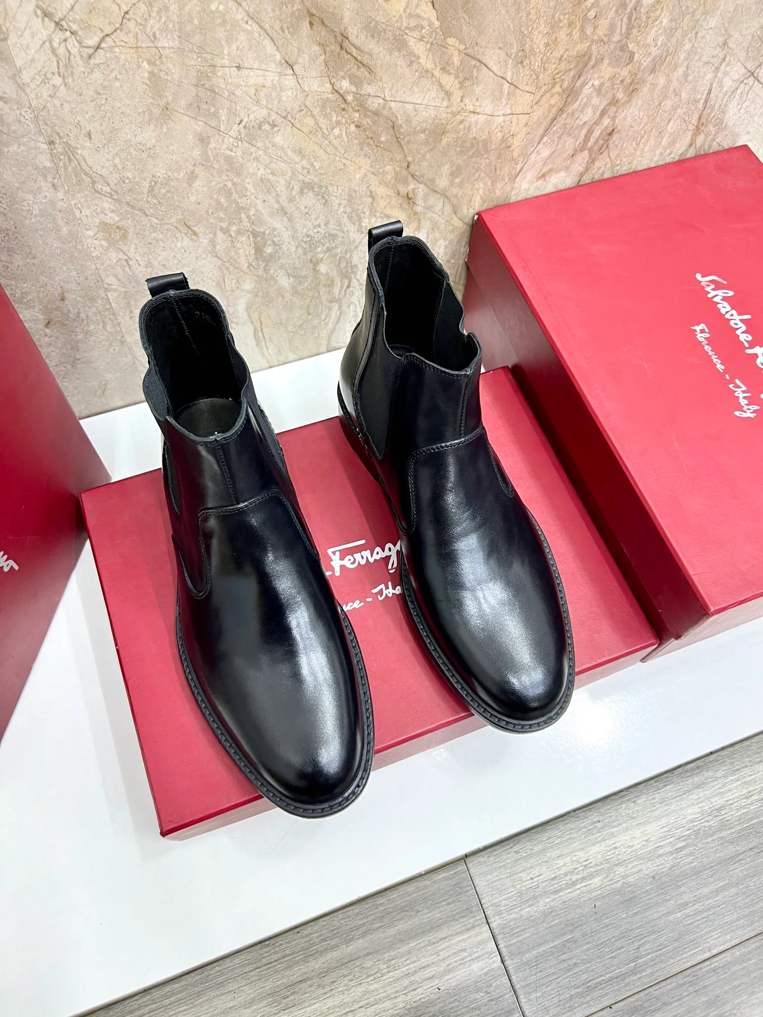 Original order quality: Men's shoes 💰700 Brand: Ferragamo (Ferragamo) One size larger: Men's size 38-44 (45 customized) Grade: Same style as the official website High-end men's shoes Material: Original cowhide, cowhide lining, original outsole Style category: Chelsea men's boots Fashion trend Color: Actual picture